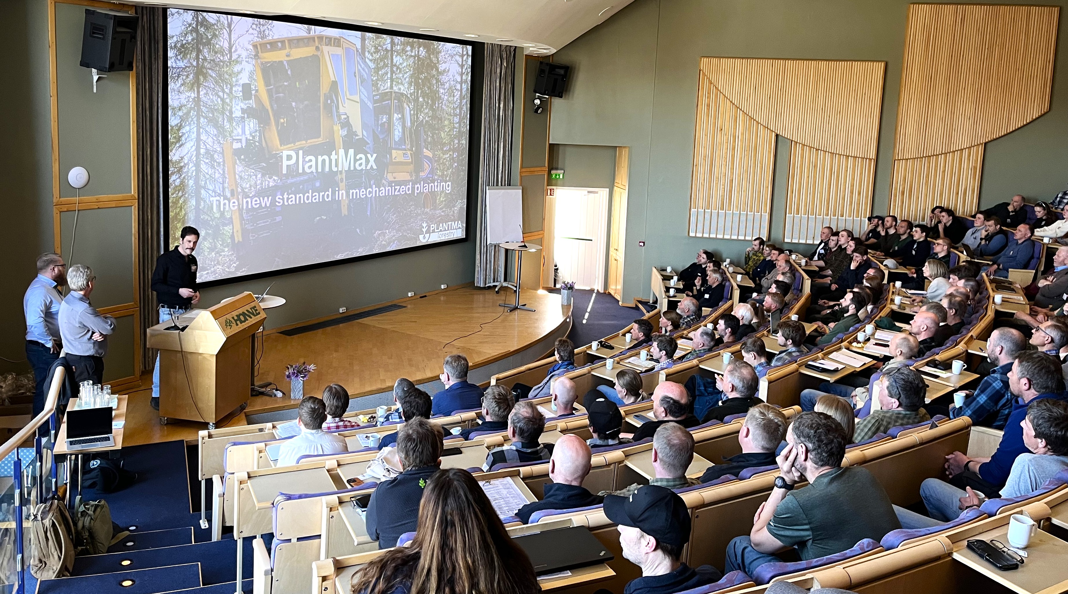 God stemning og fullsatt sal under vårsamlingen for Innlandsskogbruket på Honne. Foto: Mathis Lunde. Konferansesal med mennesker