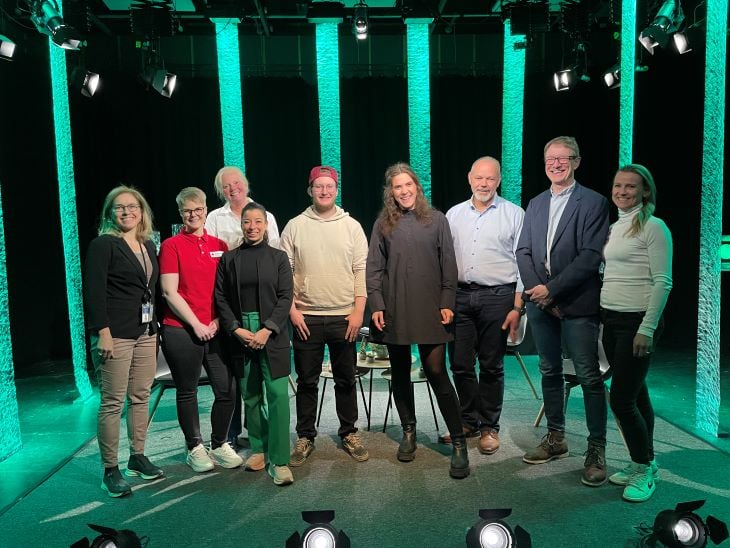 Mennesker som står oppstilt i et tv-studio