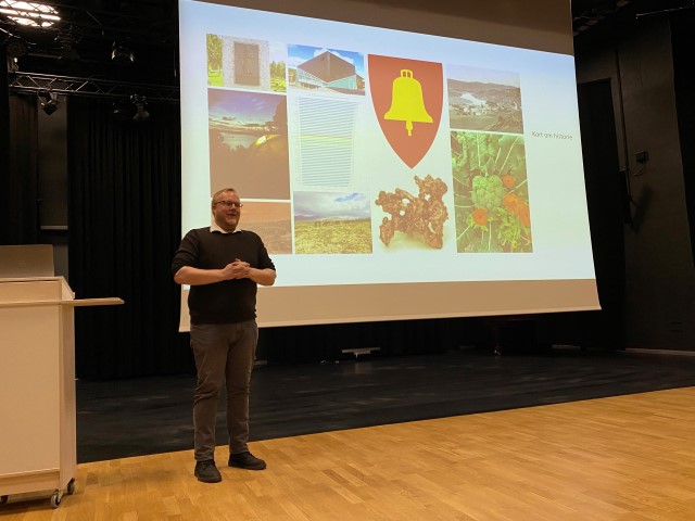 Ordfører Bjørnar Tollan Jordet forteller statsforvalter Knut Storberget om Tolgas historie og fremtidshåp i den nye kultursalen i Tolga kommune. Foto: Karianne Stordal / Statsforvalteren i Innlandet. Statsforvalter Knut Storberget er på kommunebesøk i Tolga.
Snakker om utvikling av attraktive lokalsamfunn, næringsliv og velferdstjenester.
Møter ordfører Bjørnar Tollan Jordet på Vidarheim.