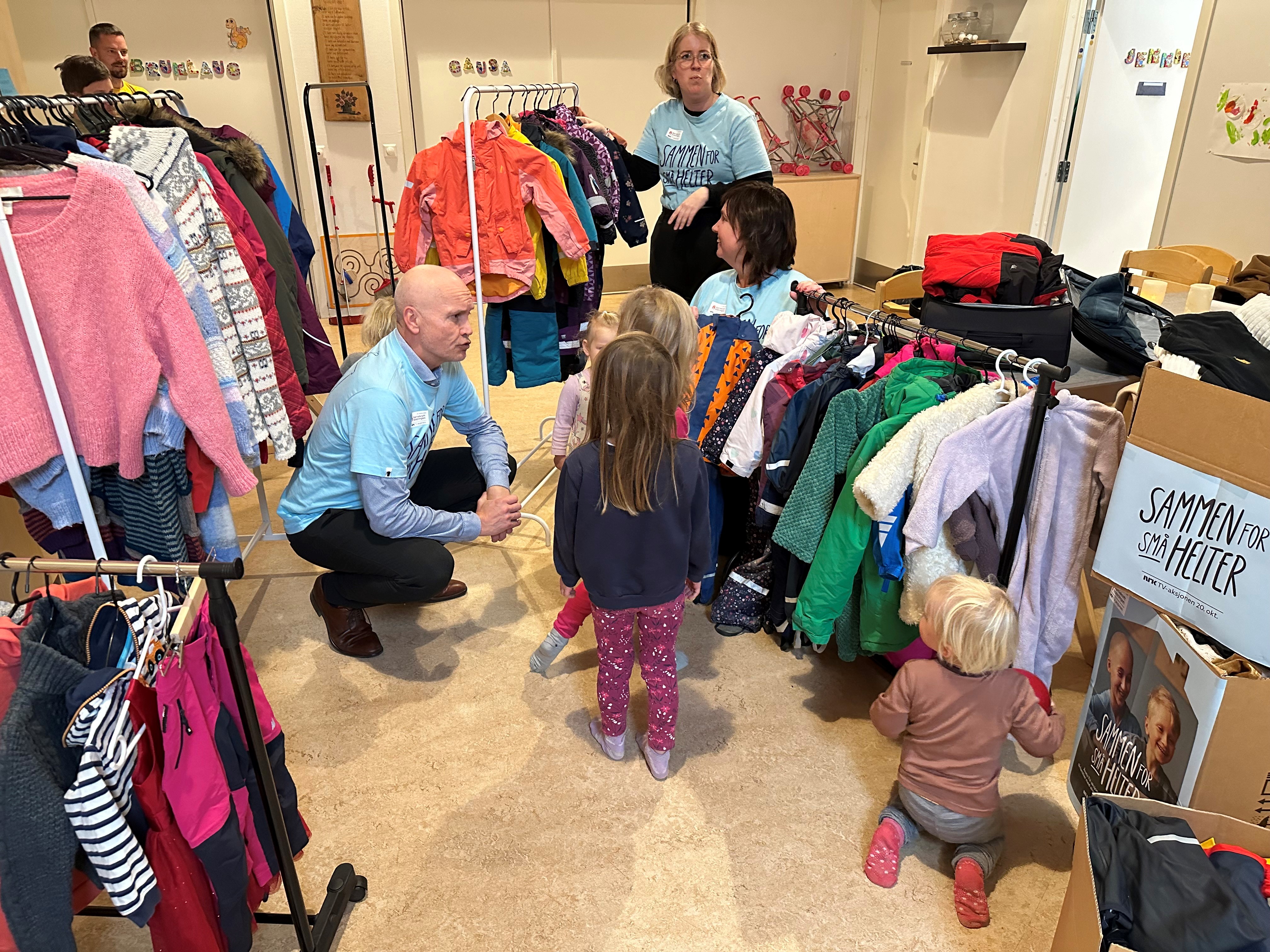 Assisterende statsforvalter Sigurd Tremoen tar turen innom bruktmarkedet i Lundgaardsløkka barnehage. Foto: Karianne Stordal. Mann med barn i barnehage