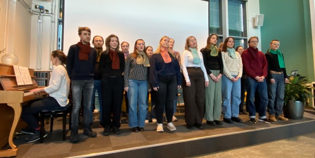 Solbakken folkeshøyskole synger på Innbyggertorget i Sør-Odal under Statsforvalterens besøk den 1. februar. Foto: Karianne Stordal / Statsforvalterene i Innlandet. Solbakken folkeshøgskole synger i Innbyggertorget i Sør-Odal under Statsforvalterens besøk i 2024,