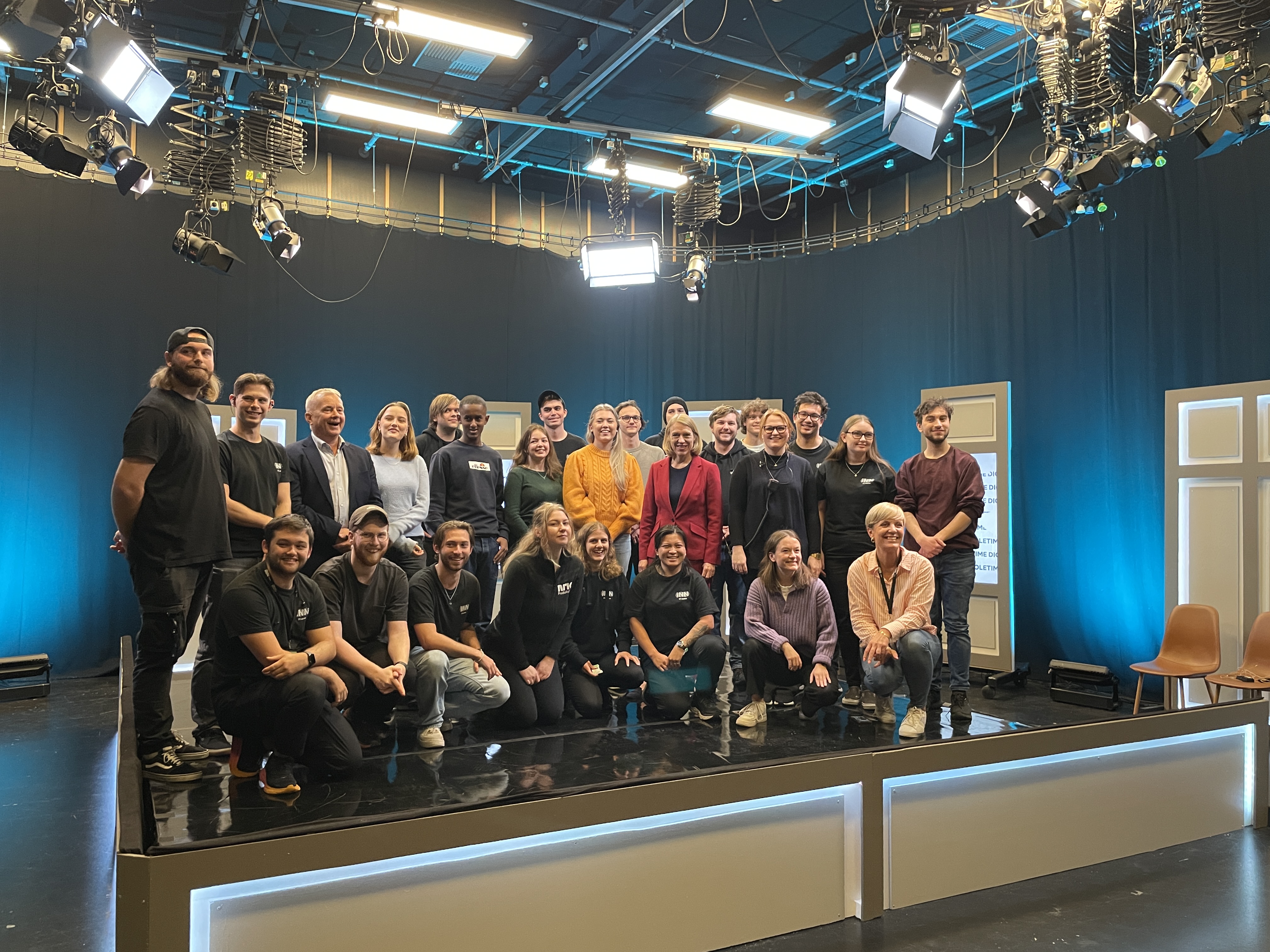 Ungdommer i alle hovedroller: Studentene på Den norske TV-skolen som produserte skoletimen omkranser ungdommene som hadde planlagt innholdet - og statsråd og statsforvalter. Foto: Kristina Skamsar. Alle som deltok i produksjonen av Digital skoletime i Den norske TV-skolens studio.