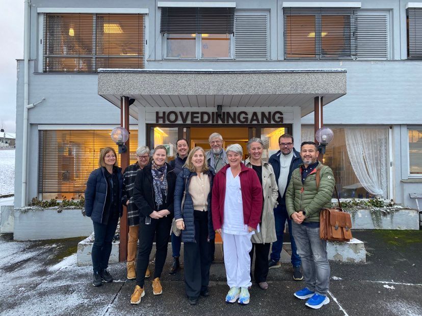 Statsforvalterens tilsynsteam sammen med ledere, farmasøyt og helsepersonell i Vestre Toten kommune. Foto: Gro Opsahl Fallingen