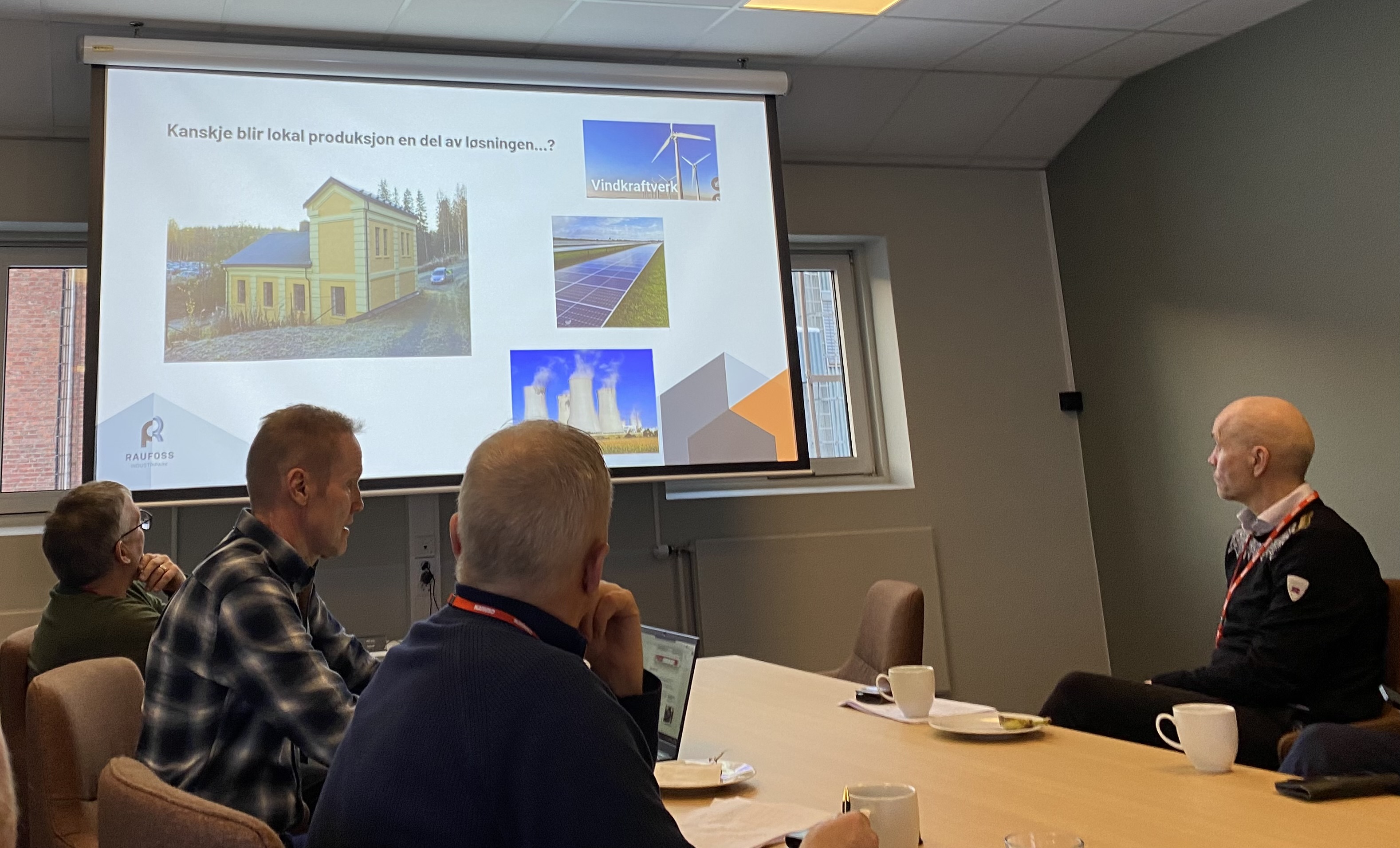 Både strøm og arbeidskraft er viktig for næringslivet på Toten, og Statsforvalteren får høre hvor de trenger drahjelp. Foto: Karianne Stordal / Statsforvalteren i Innlandet. Statsforvalter Knut Storberget får høre hva næringslivet trenger fremover av kraft, både strøm og folk.