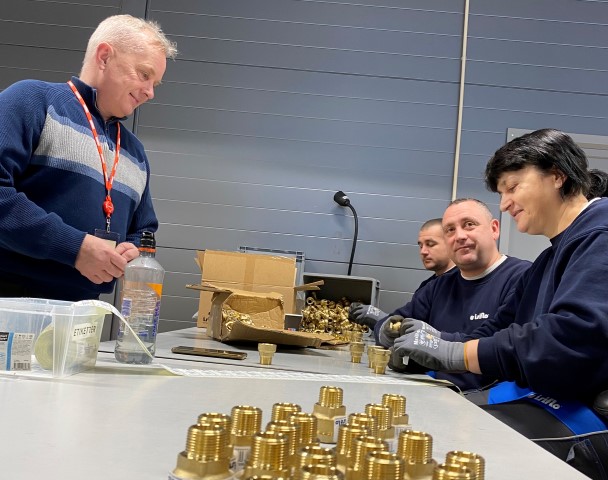 Ukrainske Evhen, Oleksander og Sylva er godt i gang med språk- og arbeidstrening på Isiflo når statsforvalter Knut Storberget kommer på besøk. Foto: Karianne Stordal / Statsforvalteren i Innlandet. Statsforvalter Knut Storberget besøker Vestre Toten på kommunerunden i Innlandet. Møter ukrainske flyktninger på arbeidstrening.