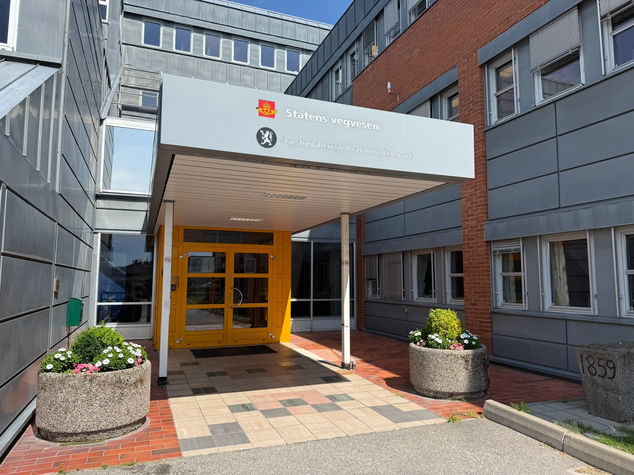 Bilde av inngang til hovedkontoret i Skien